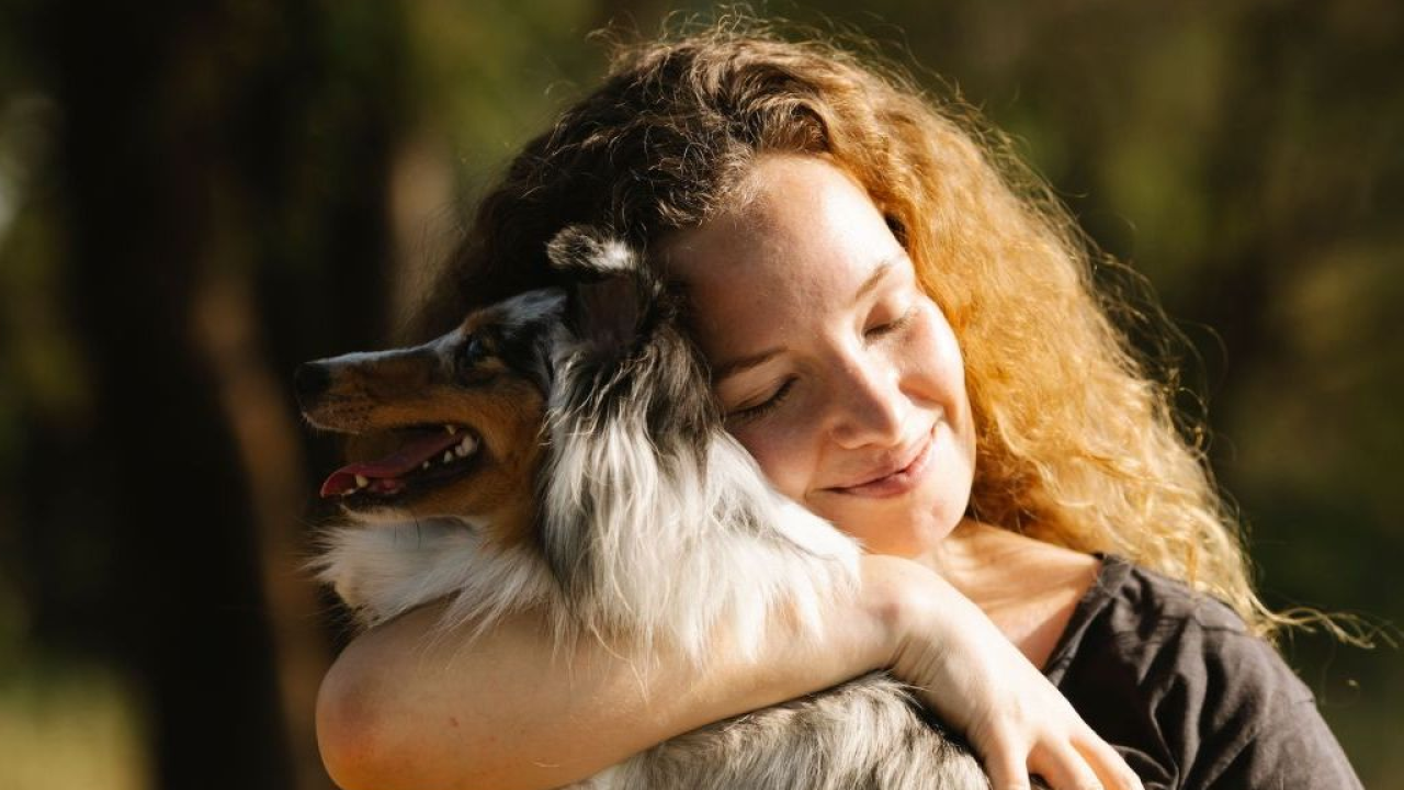Fenomeno pet parenting in Italia: il 55% dei giovani sceglie cani e gatti al posto dei figli