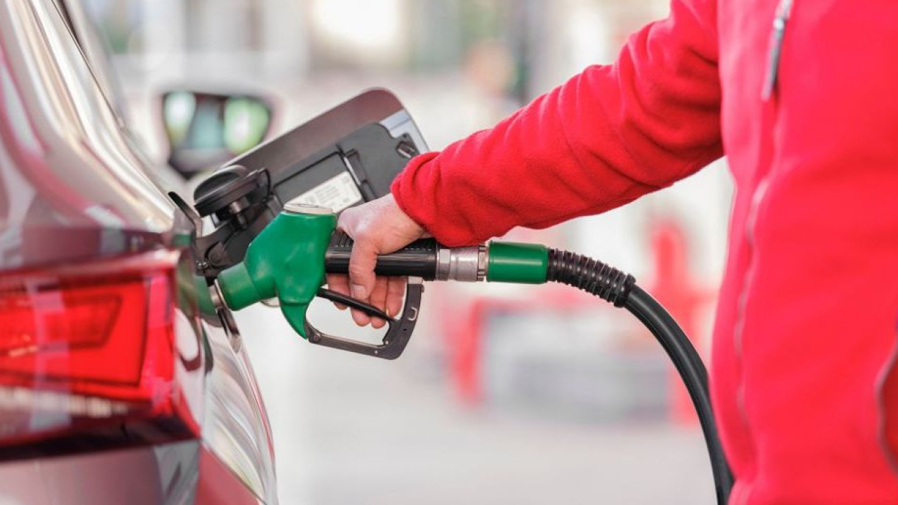 Caro carburante e bollette: il 79% degli italiani colpito dai rincari costretto a tagliare le spese