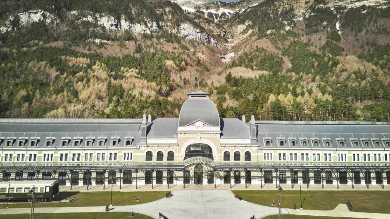 Canfranc Estación, a Royal Hideaway Hotel 5 GL: un soggiorno di lusso tra architettura ferroviaria, storia e natura nel cuore dei Pirenei