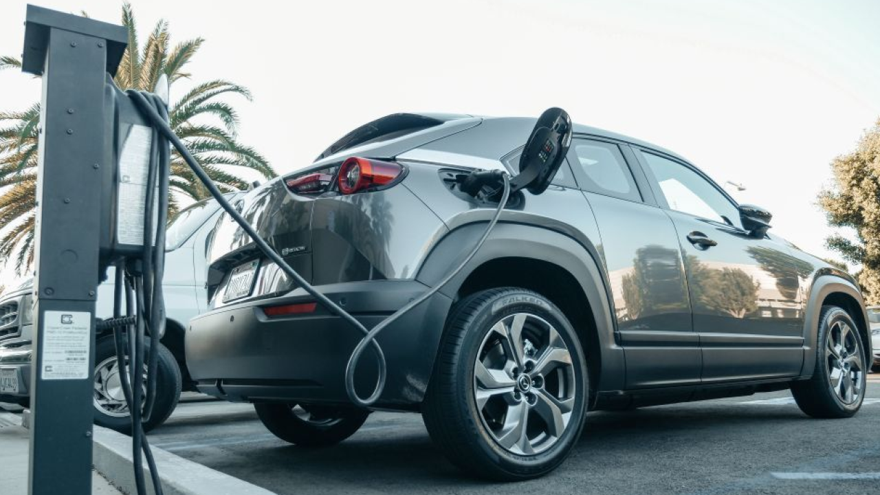 Nel 1° semestre 2026 le auto elettriche in Italia toccano solo l'8% rispetto al 21% europeo
