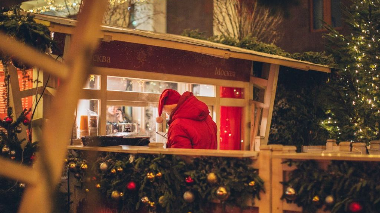 Tra mercatini di Natale, artigianato d'autore e spettacoli luminosi la magia delle feste illumina Merano