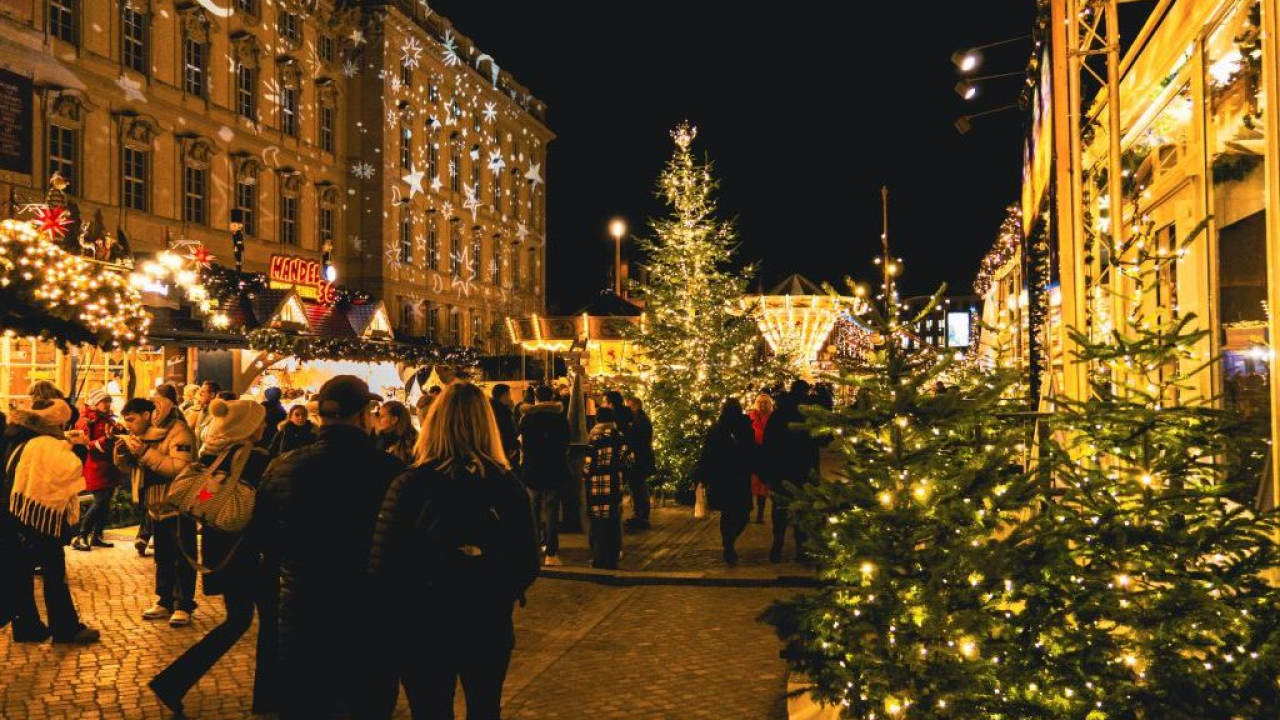 La regione di Innsbruck celebra l'Avvento tra mercatini storici, parchi di luci e spettacoli sul ghiaccio