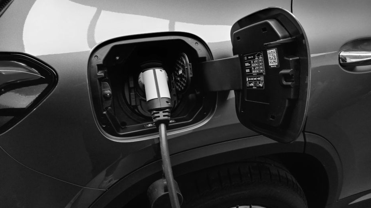 Auto elettriche, la ricarica a casa taglia i costi dei carburanti fino al 71%