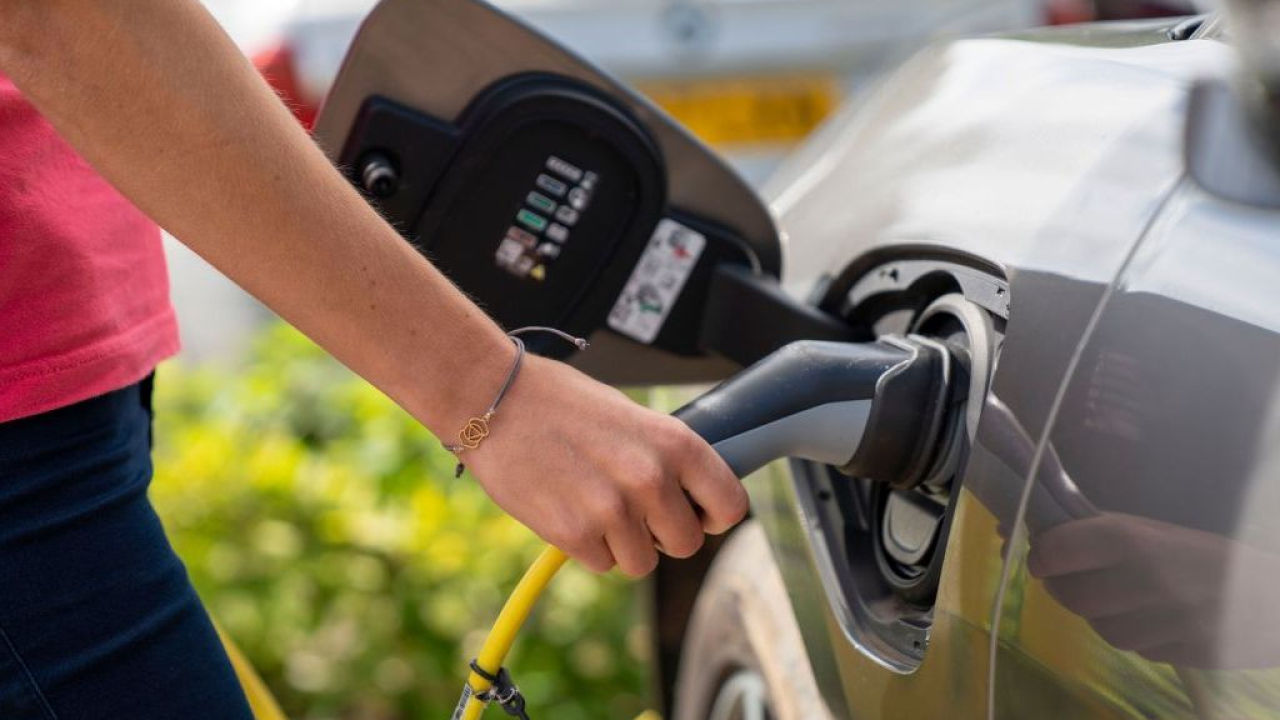 Carfax: per il 55% degli italiani la prossima auto sarà ibrida o elettrica, ma autonomia e ricarica restano i principali freni