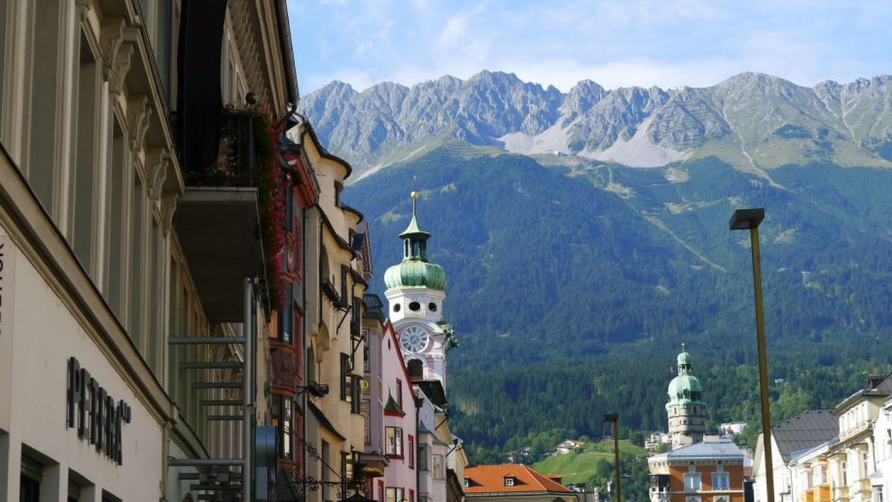 L'anima alpino-urbana di Innsbruck: un incontro unico tra stile cittadino e paesaggi di montagna