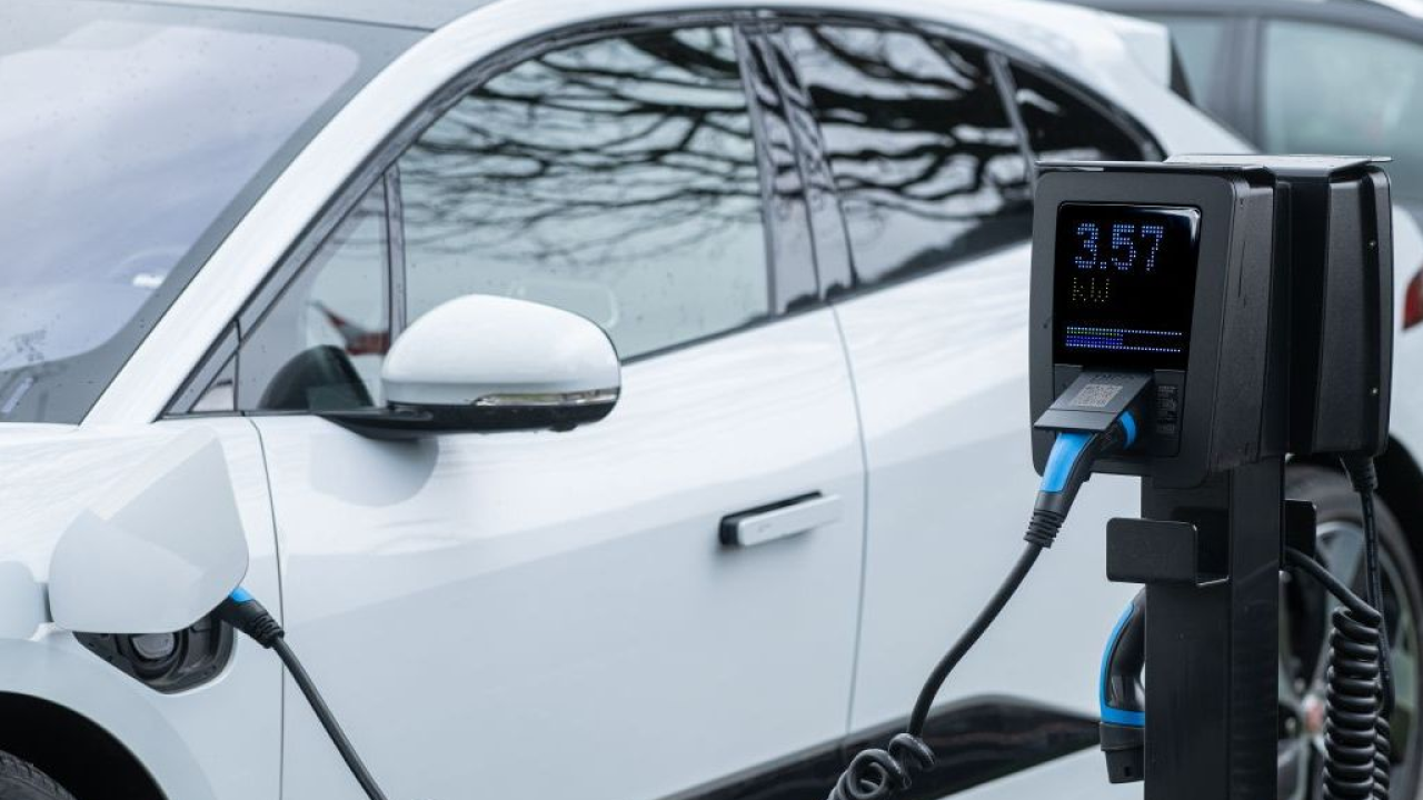 Ripresa del mercato vetture europeo: le immatricolazioni crescono del 10,2%, ma in Italia pesa il ritardo delle elettriche pure