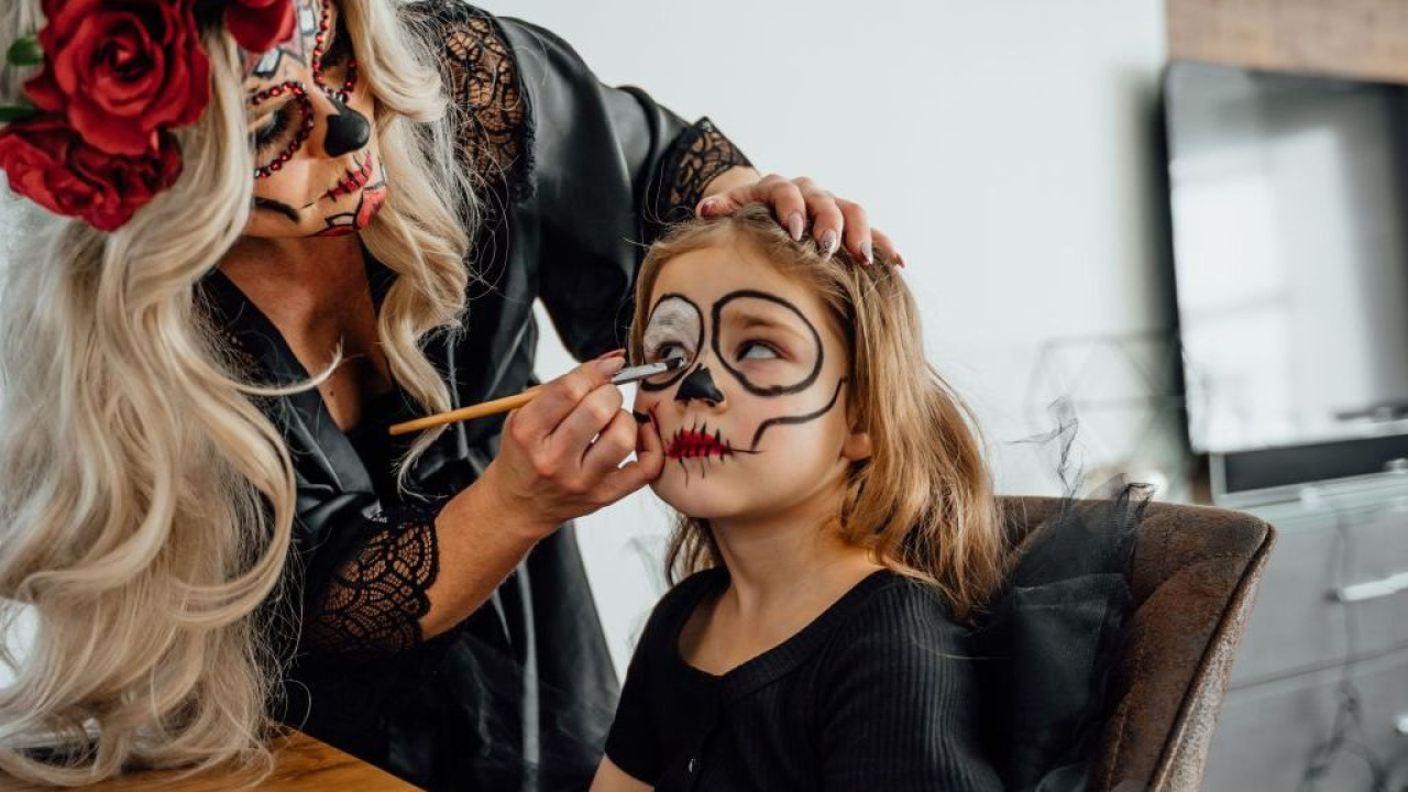 Halloween, allarme medici: da trucchi e maschere possibili pericoli per la pelle dei più piccoli